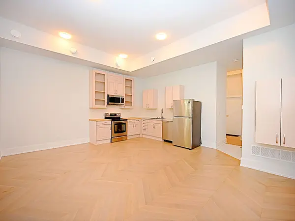 50B Woodlawn AVE, Mississauga, ON L5G 3K6