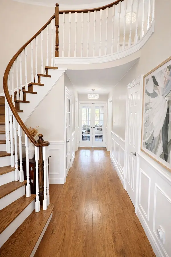 1229 Freeman ST, Burlington, ON L7S 2J7