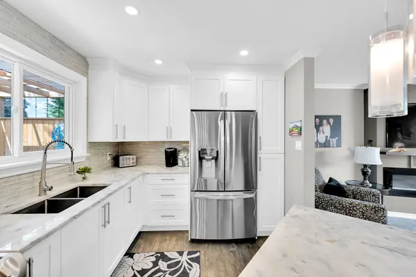 8 BENDAMERE DR, Grimsby, ON L3M 2N3