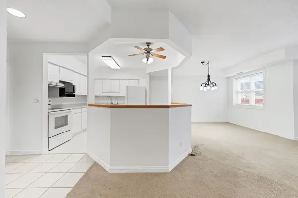 208 Silvercreek Pkwy N #205, Guelph, ON N1H 8H2