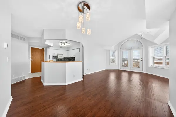 208 Silvercreek Pkwy N #306, Guelph, ON N1H 8H2