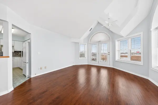 208 Silvercreek Pkwy N #306, Guelph, ON N1H 8H2