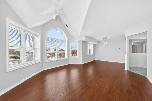 208 Silvercreek Pkwy N #306, Guelph, ON N1H 8H2