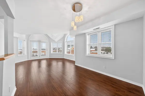 208 Silvercreek Pkwy N #306, Guelph, ON N1H 8H2