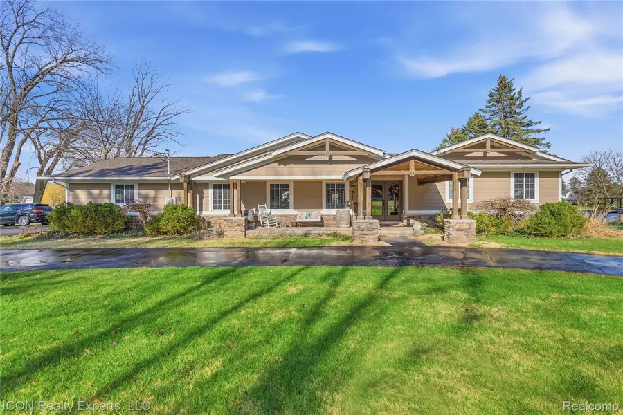 3860 E Commerce RD, Commerce Charter Township, MI 48382