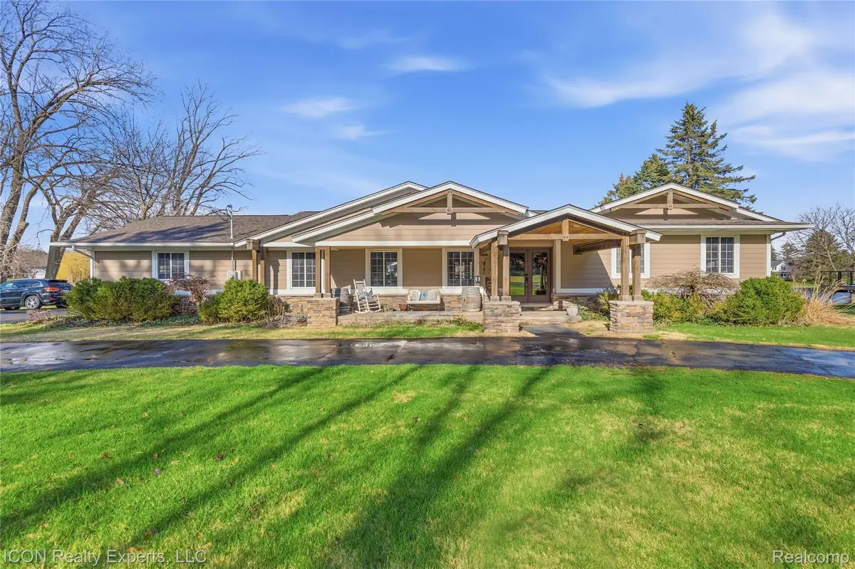 3860 E Commerce RD, Commerce Charter Township, MI 48382