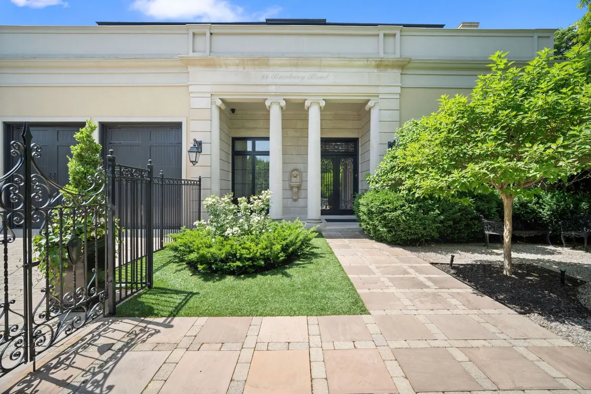 14 Banbury RD, Toronto C13, ON M3B 2K4