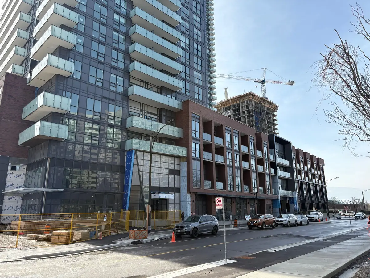 430 Square One DR #202, Mississauga, ON L5B 0L6