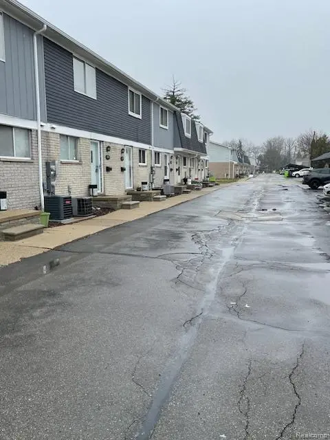 15846 W 11 Mile RD, Southfield, MI 48076