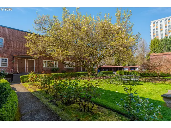 4341 NE HALSEY ST #18, Portland, OR 97213