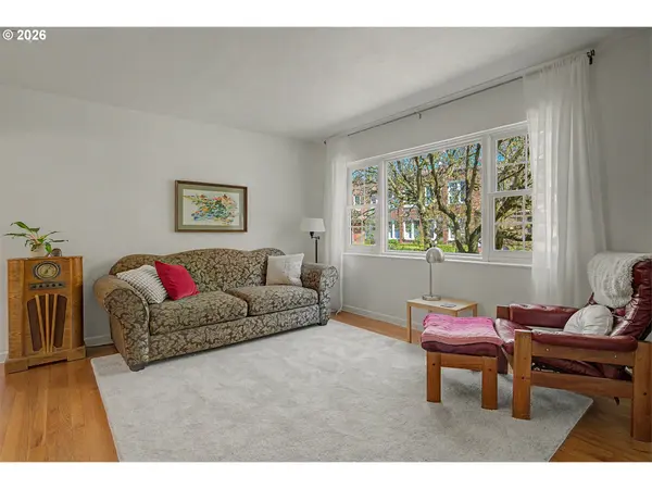 4341 NE HALSEY ST #18, Portland, OR 97213