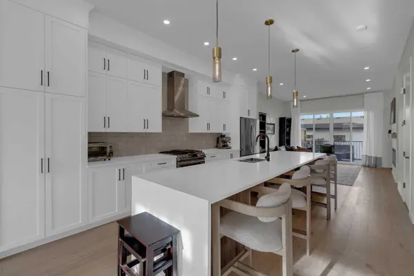 7712 36 AVE NW, Calgary, AB T3B 1V3