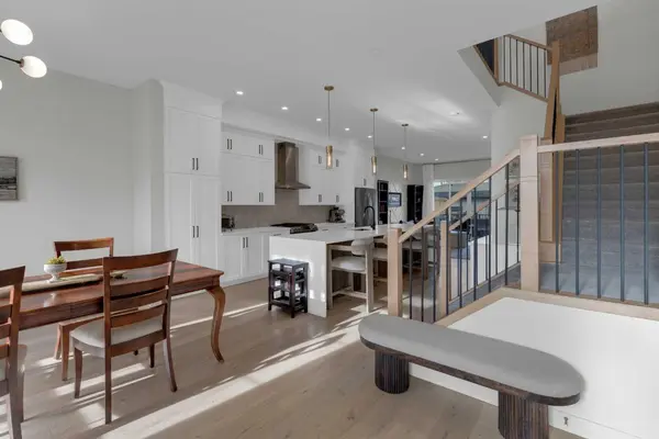 7712 36 AVE NW, Calgary, AB T3B 1V3