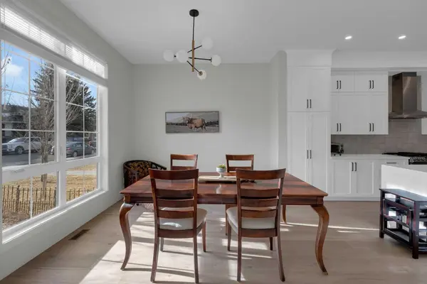 7712 36 AVE NW, Calgary, AB T3B 1V3