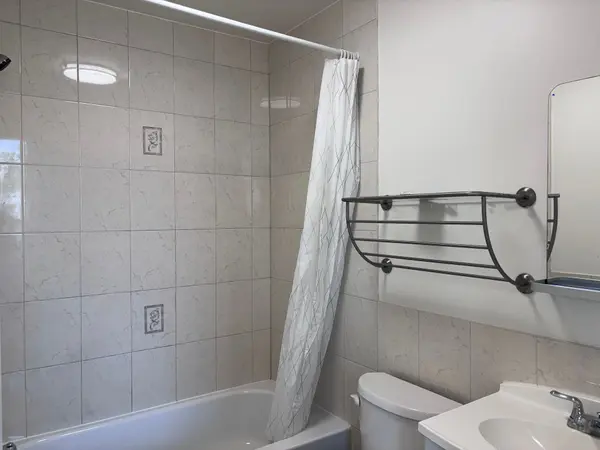 440 Spadina AVE #201, Toronto C01, ON M5T 2G8