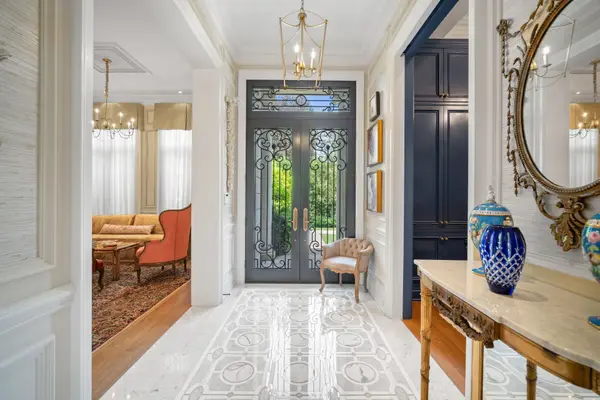 14 Banbury RD, Toronto C13, ON M3B 2K4