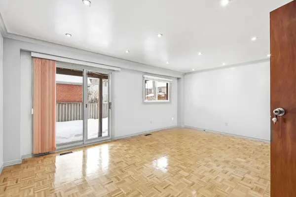 3 Forest Point DR, Toronto W04, ON M6M 5E8