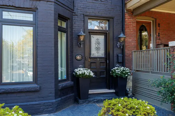 38 Sorauren AVE, Toronto W01, ON M6R 2C7