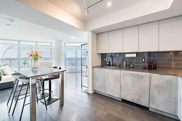 30 gibbs RD #1309, Toronto W08, ON M9B 0E4