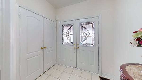 18 Kawana RD, Brampton, ON L6Y 0W2