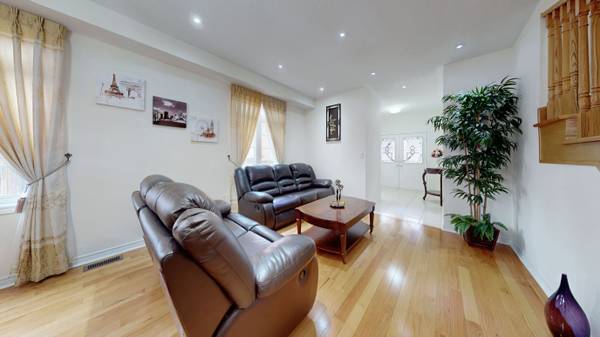 18 Kawana RD, Brampton, ON L6Y 0W2