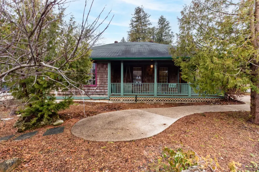 203 Summerhill RD, Saugeen Shores, ON N0H 2L0