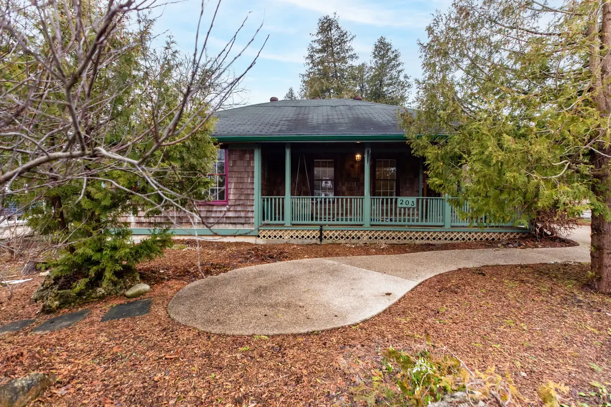 203 Summerhill RD, Saugeen Shores, ON N0H 2L0