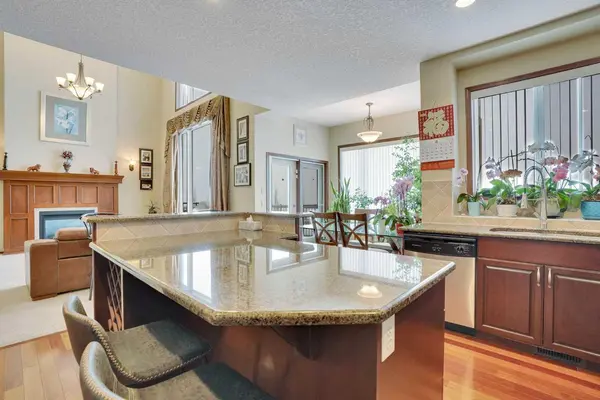 160 Tremblant WAY SW, Calgary, AB T3H 0B8