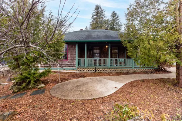 203 Summerhill RD, Saugeen Shores, ON N0H 2L0