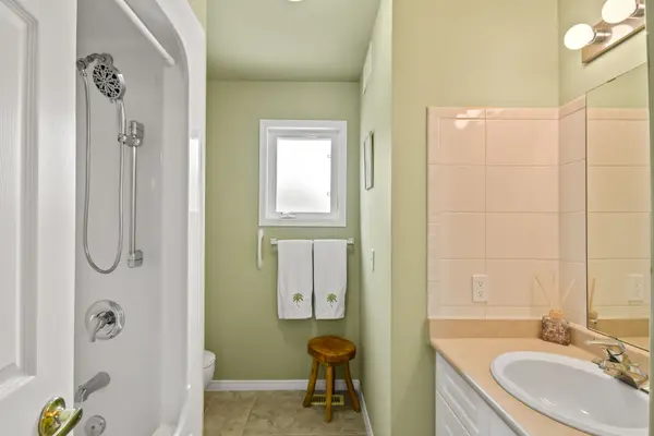 102 PINERIDGE Gate, Gravenhurst, ON P1P 1Z2