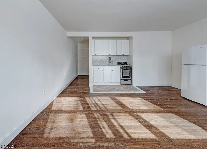 22 Cottage St #2I, South Orange Village Twp., NJ 07079