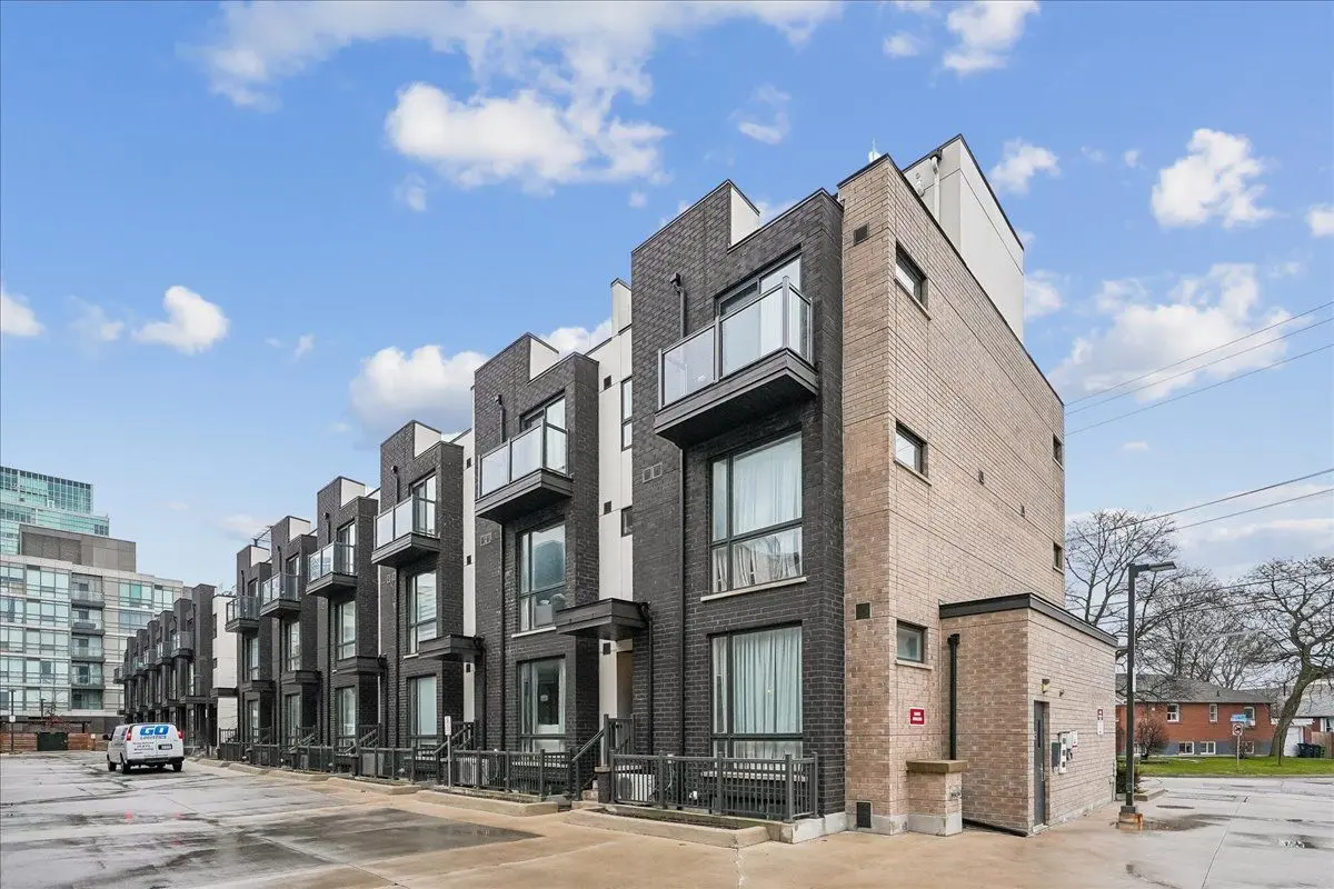 26 Fieldway RD #46, Toronto W08, ON M8Z 3L2