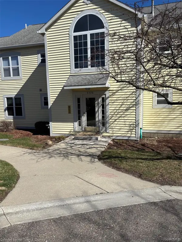 2225 S Huron Pkwy #2, Ann Arbor, MI 48104