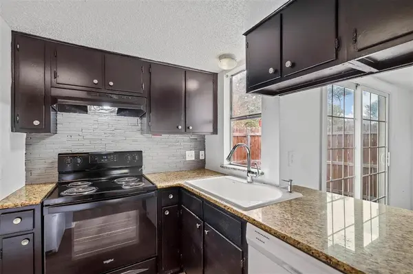 2160 Fleur De Lis Court, Arlington, TX 76012