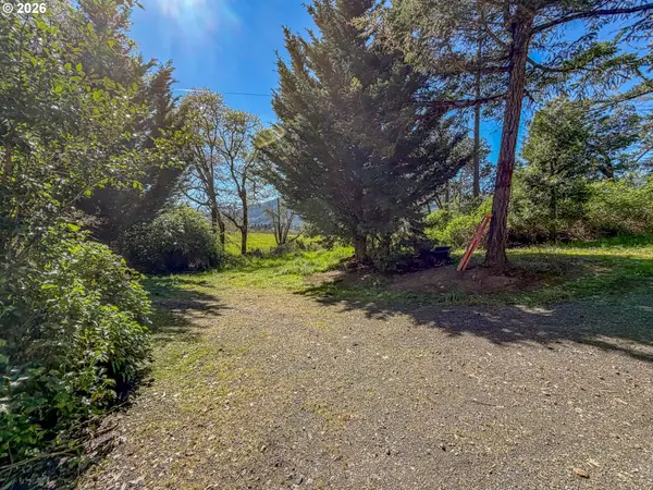 1698 DOERNER RD, Roseburg, OR 97471