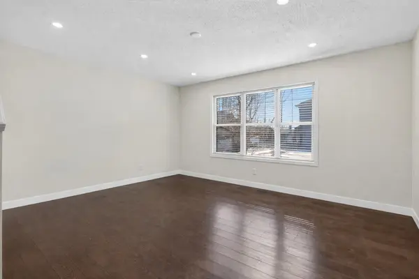 28 Elgin VW SE, Calgary, AB T2Z 4Z6