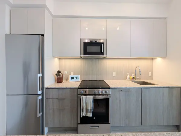 31 Tippett RD #1010, Toronto C06, ON M3H 0C8