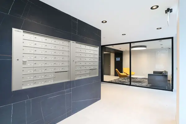 11 Walmer RD #306, Toronto C02, ON M5R 2W9