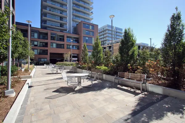 185 Deerfield RD #305, Newmarket, ON L3Y 0G7