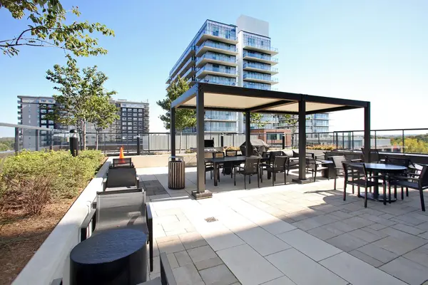 185 Deerfield RD #305, Newmarket, ON L3Y 0G7