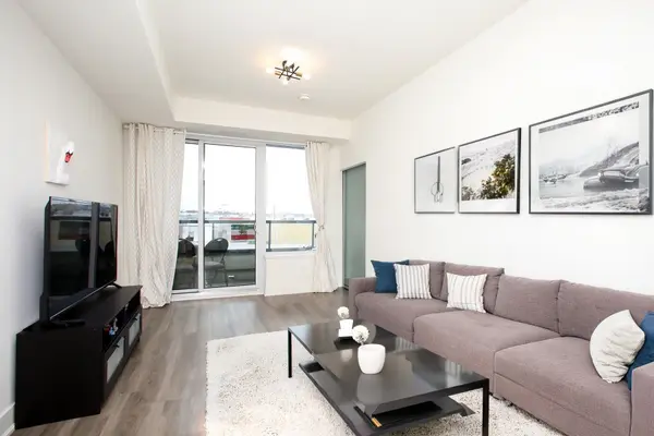 185 Deerfield RD #305, Newmarket, ON L3Y 0G7