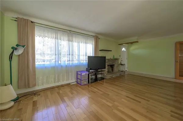 230 Burlington ST, London South, ON N5Z 3W4