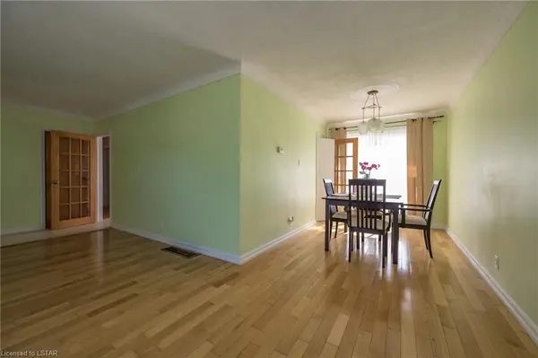 230 Burlington ST, London South, ON N5Z 3W4