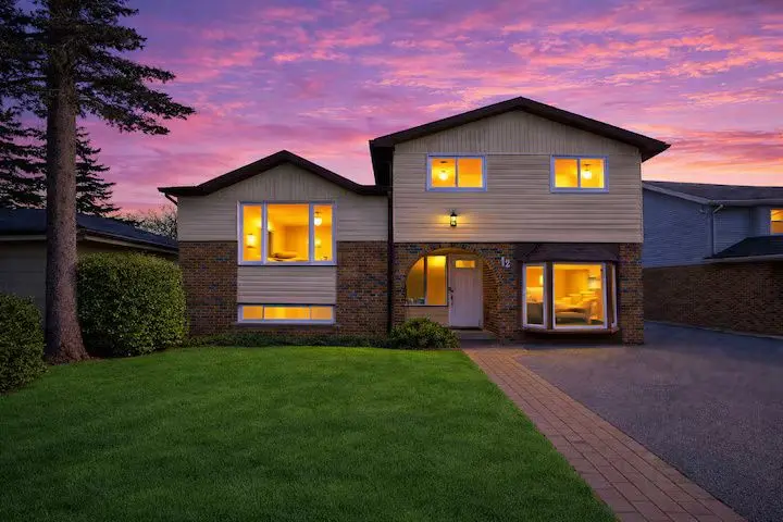 12 Deerpark DR, Barrie, ON L4M 4W9