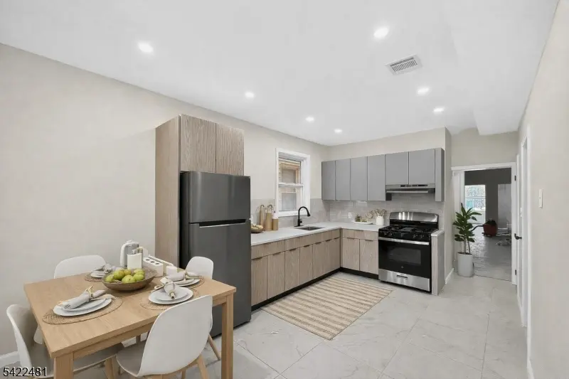 345 Walnut St #2R, Newark City, NJ 07105