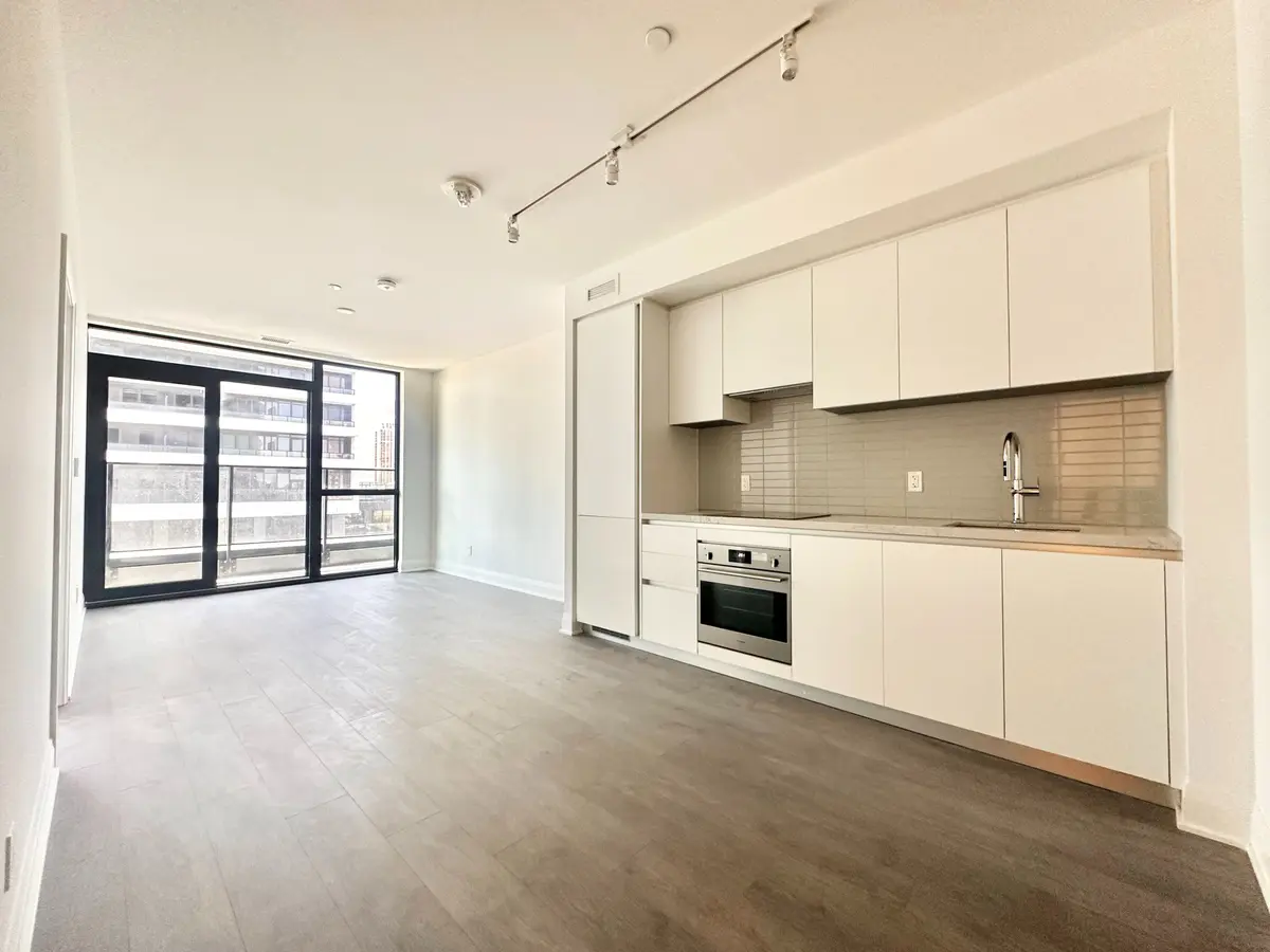 2 Erskine RD #705, Mississauga, ON L5B 0S1