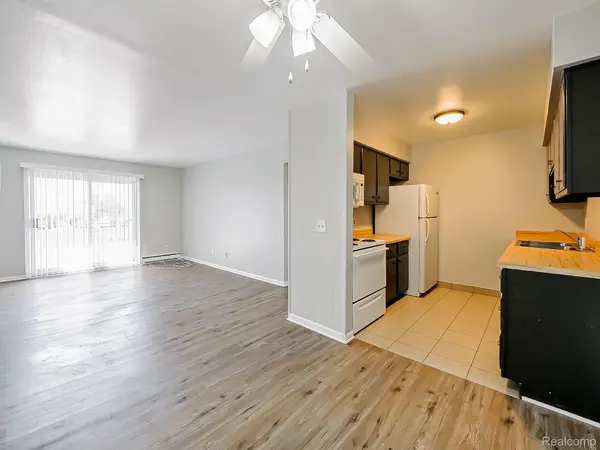 825 S Grand AVE #5, Fowlerville Village, MI 48836