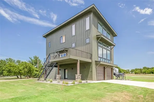 614 Twin Hills Road, Lake Bridgeport, TX 76426