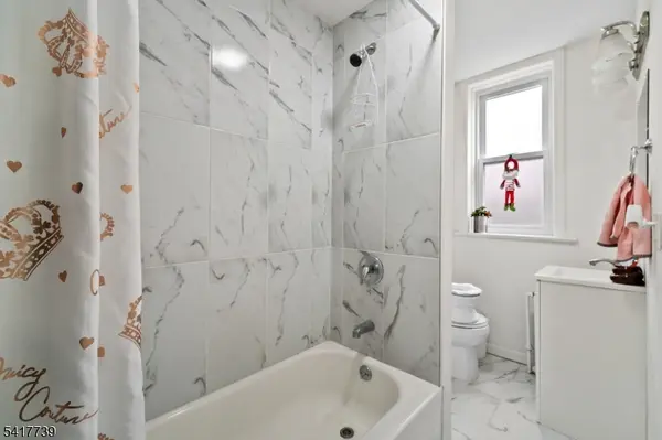 94 Center St, Clifton City, NJ 07011