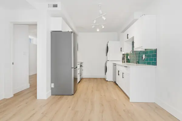 16 Rosemount AVE #Lower, Toronto C02, ON M6H 2M1